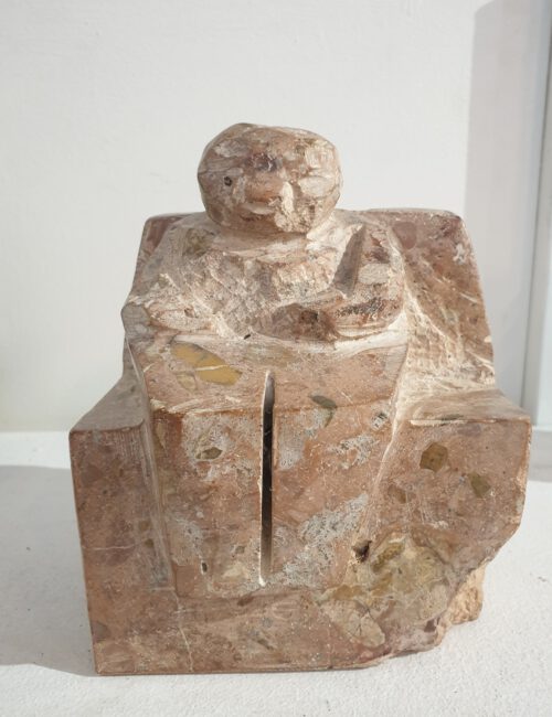 Escultura Dona asseguda ocre