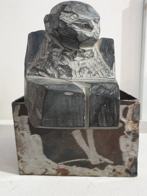 Escultura Nen abocat en cubs
