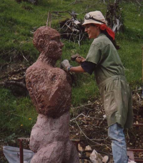 Fotografia de Marta Pruna treballant una escultura